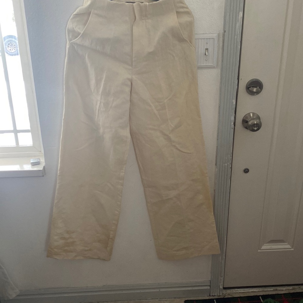 New with tags Zara pants very pretty color perfect to dress up or down.